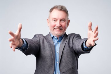 Takım elbiseli komuta sizde sevinçle ellerini ileri beyaz bir arka plan üzerinde uzanır..