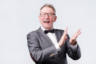 Yakışıklı komuta sizde gözlük ve takım elbise alkış