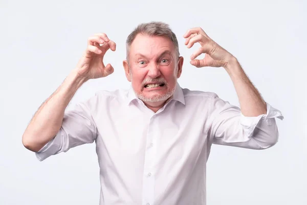 Senior man met nerveuze crisis. Hij is in woede. — Stockfoto