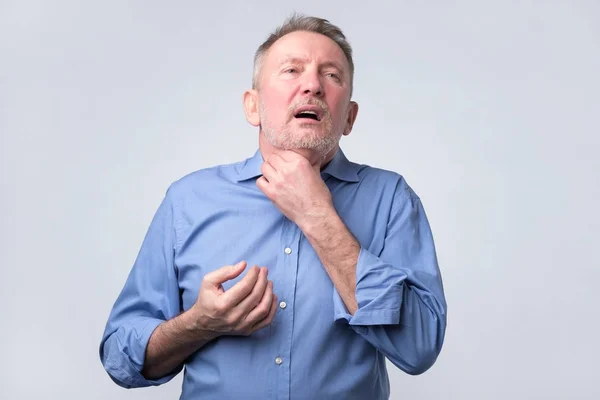 Doente homem maduro com dor na garganta — Fotografia de Stock