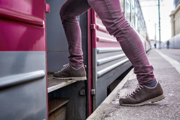 Un hombre irreconocible entra en el tren. Usando el tren de cercanías de camino a la oficina —  Fotos de Stock