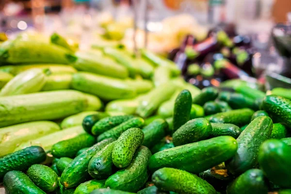 Frische grüne Gurken am Marktstand im Geschäft — Stockfoto