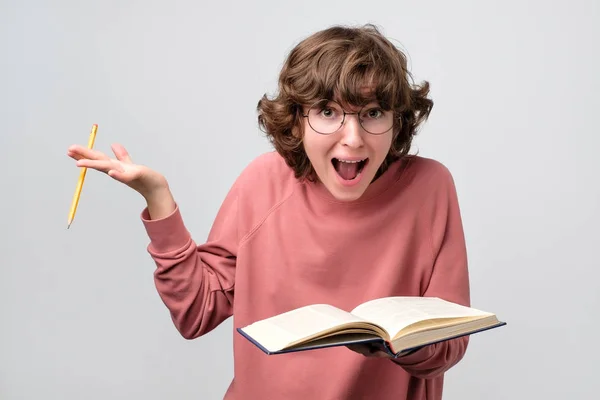 Žena, spokojený student s brýlemi drží učebnic — Stock fotografie