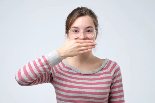 Juguetona bonita mujer escondiendo la cara riendo tímida . —  Fotos de Stock