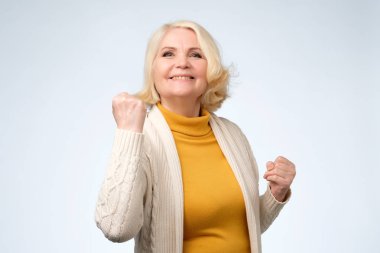 Yumrukları kenetlenmesi mutlu kadın kıdemli kazanan.