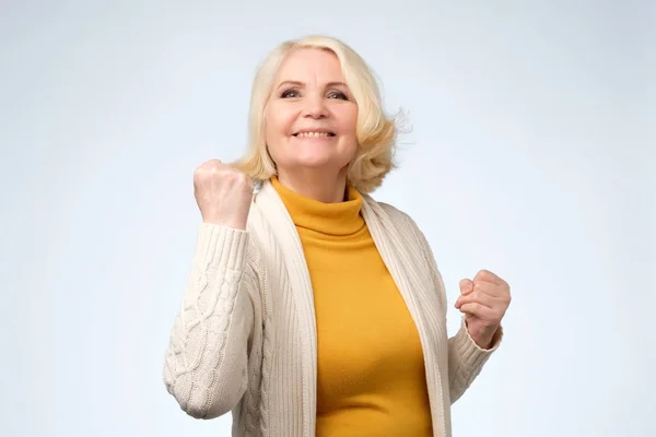 Щаслива старша жінка-переможець стискає кулаки . — стокове фото