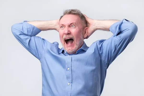 Senior man met boze grimas op zijn gezicht, met mond opende in de shout — Stockfoto