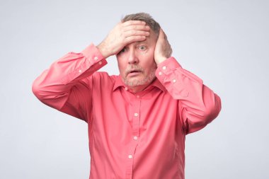 Beyaz adam baş üzerinde el ile sürpriz üst düzey.