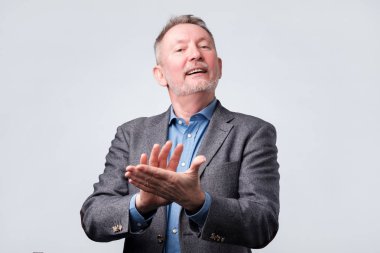 Yakışıklı komuta sizde gözlük ve takım elbise alkış