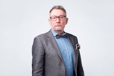 Kameraya bakarak takım elbiseli emin komuta sizde. Kendi kendine güvenen emekli kişi