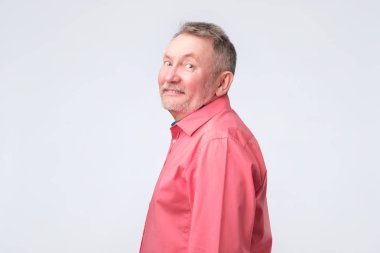 mutlu gülümseyen kıdemli yaşlı adam kırmızı gömlekli