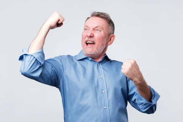 Gelukkig senior sterke man, het verhogen van de gebalde vuisten in hooray gebaar, triomfen — Stockfoto