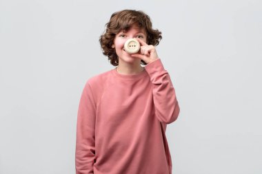 Gün boyunca şarj. Android robot kavramı.