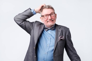 Dalgın komuta sizde başını tırmalamak takım elbiseli.