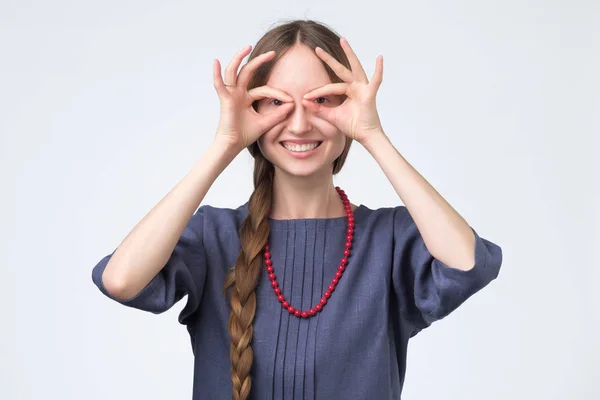 Žena v modrých šatech, drželi se za ruce jako hrdina mas — Stock fotografie