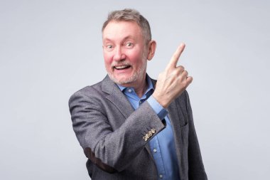 Parmak ile işaret ile takım elbiseli Happyhandsome komuta sizde