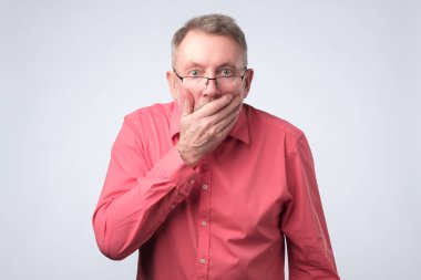 Eliyle ağzını hayrete üzerinde kırmızı tişörtlü adam