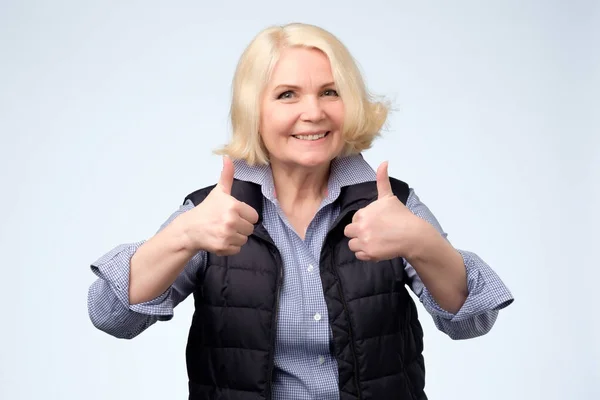 Feliz rubia senior mujer mostrando los pulgares hacia arriba — Foto de Stock