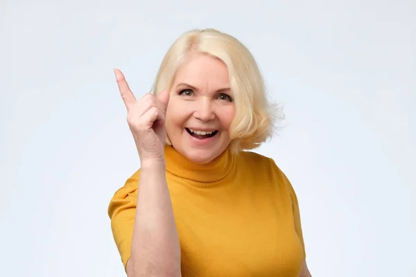 Pleased senior woman warning you giving advice. — Stock Photo, Image