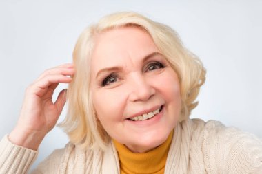 Yaşlı kadın 70s gülümseyen ve selfie alarak