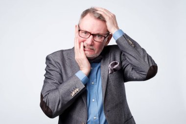 adam başını unutkan bakmak sahip tutan el