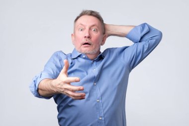 Beyaz adam baş üzerinde el ile sürpriz üst düzey.