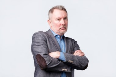 Patron ona güvenmiyor. Stüdyo çekimi