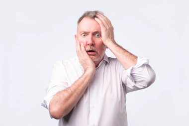 Tatminsiz ve yorgun görünümlü üst düzey birisi. Bellek sorunu