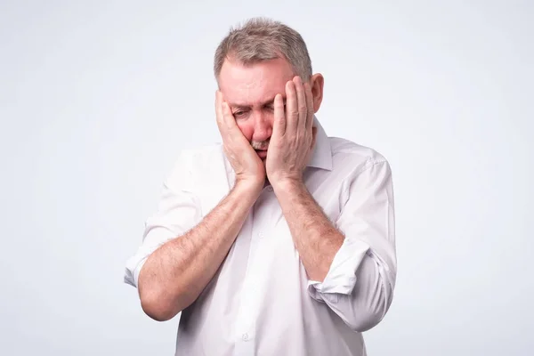 Senior guy looking unsatisfied and tired. Memory problem — Stock Photo, Image