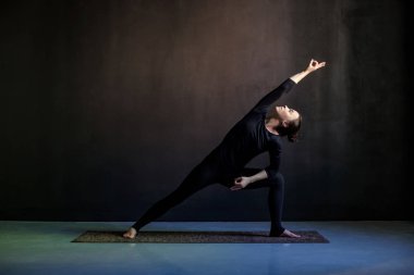 Avrupa kadın yapıyor genişletilmiş yan açı duruş