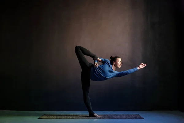 练习瑜伽的妇女, 在纳扎拉贾萨运动中伸展运动 — 图库照片