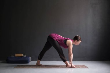 kadın Yoga pratik, yarım piramit veya Parshvottanasana yapıyor