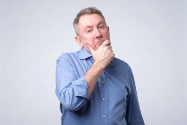 Onun sorunları hakkında bir düşünme, bazı şüpheler ifade