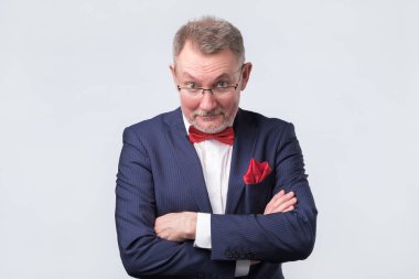 Mavi takım üzerinde büyüleyici emin iş adamı