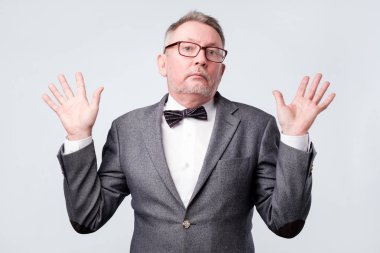 Yakışıklı olgun işçi ya da patron kimin umurunda, bu yüzden ne ya da değil benim sorunum