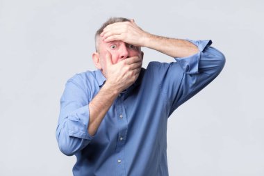 Komuta sizde ağız kapsar ve umutsuz görünüyor