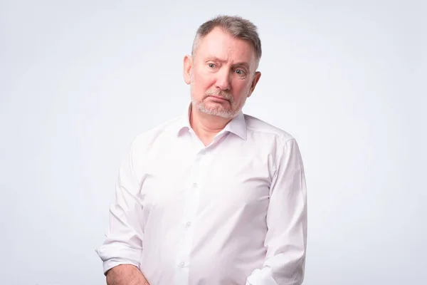 Viejo hombre mayor en camisa blanca con expresión seria y triste . — Foto de Stock