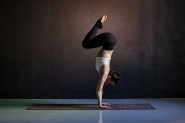 kadın Yoga pratik, adho mukha Vrksasana egzersiz, aşağı bakan ağaç poz