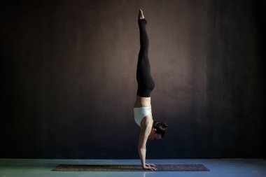 kadın Yoga pratik, adho mukha Vrksasana egzersiz, aşağı bakan ağaç poz