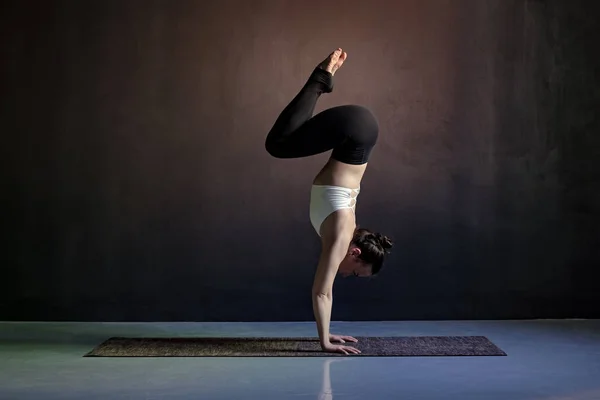 ヨガを実践する女性、Adho ムカリンガ Vrksasana 運動、下向きの木のポーズ — ストック写真