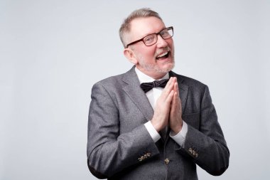 Yardım için teşekkür ederim, teşekkürler. Gri ceket memnun çekici iş ortağı