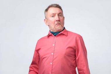 Babam onun Childen güvenmiyor. Endişeli şüpheli kıdemli adam