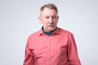 Babam onun Childen güvenmiyor. Endişeli şüpheli kıdemli adam