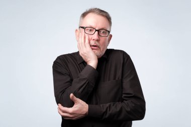 Adam onun sorunları hakkında düşünme, bazı şüpheler ifade