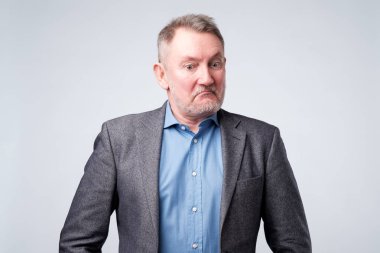 ciddi orta yaşlı eski kıdemli adam düşünme