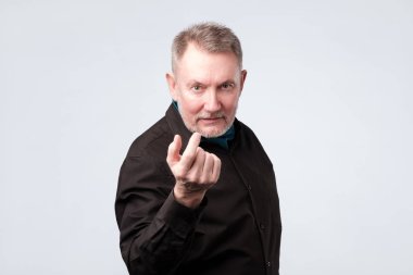 adam buraya el ile jest gelmek çağıran