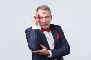 Komuta sizde emin seyir mavi elbiseli