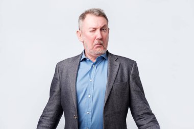 Ceket içinde şüpheli kıdemli adam karıştı