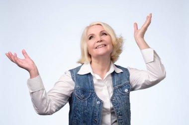 Avrupa gülümseyen kadın gülümseyen sarışın çekici.