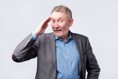 Selam takım elbise gömlek üst düzey yakışıklı